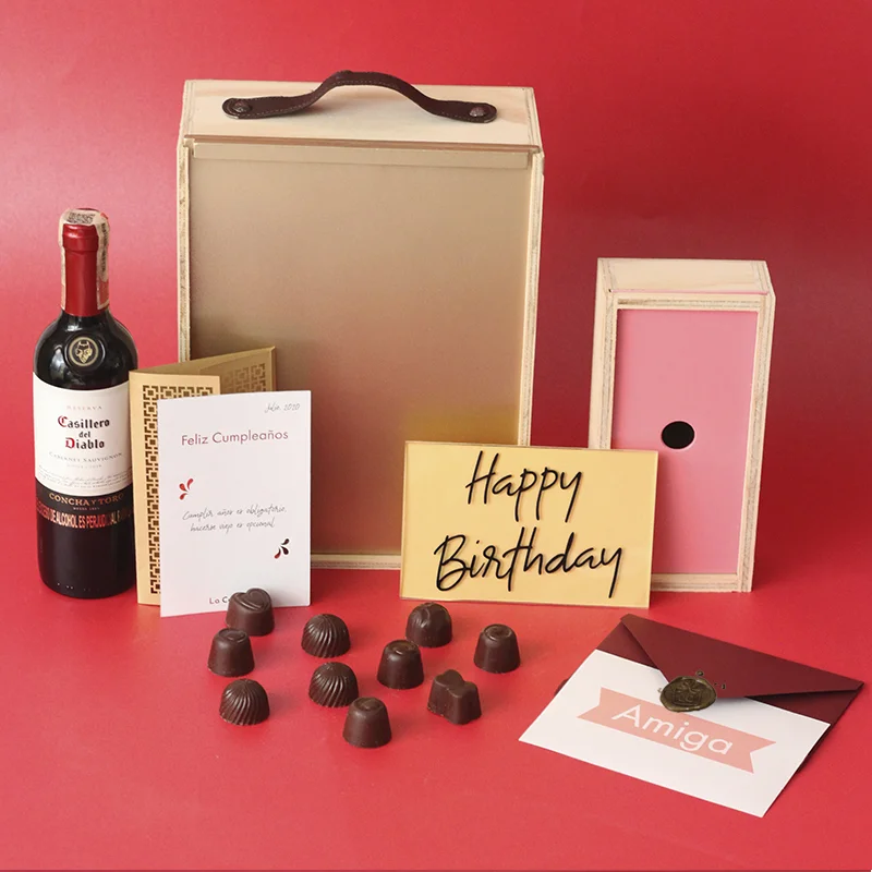 Caja con vino Casillero Del Diablo, trifas y sobre 